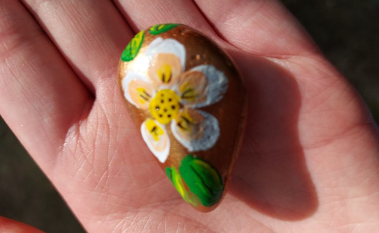 Kei Tof - gouden steen met witte bloem