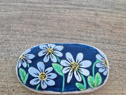 Blauwe steen met witte bloemetjes