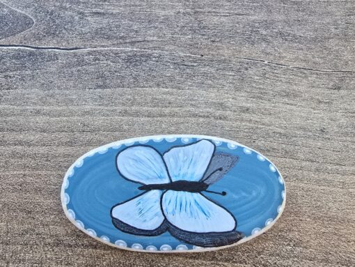 Wit vlindertje op blauwe syeen