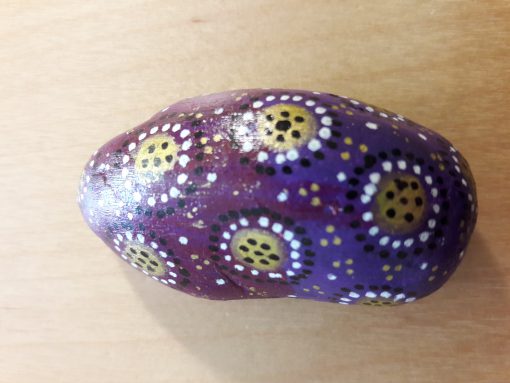paarse steen met stippen