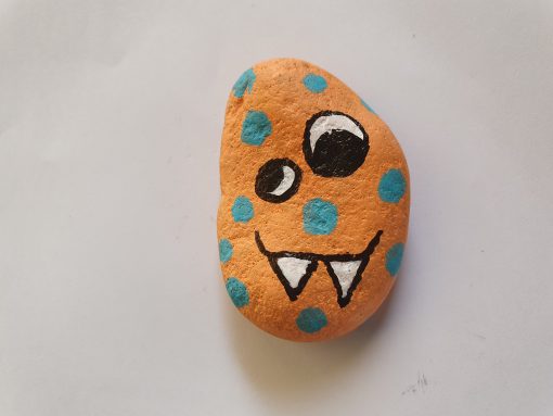 Monstertje oranje met blauwe stippen