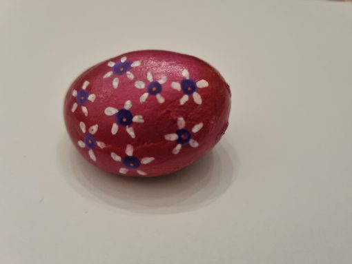 Madeliefjes op roze steen