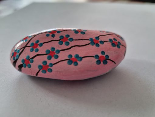 Blauwe bloempjes op roze