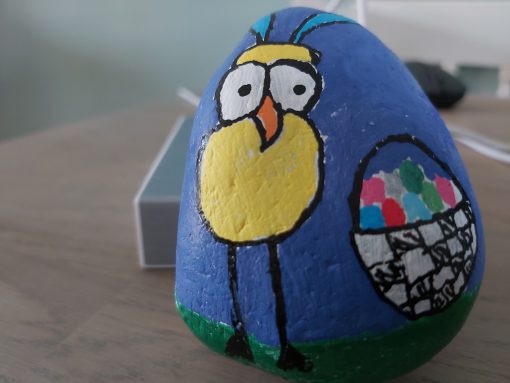 Kuiken en mand met eieren