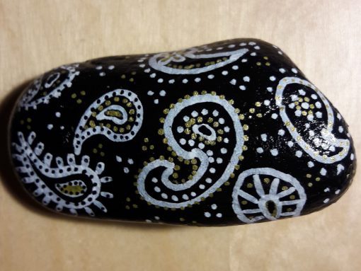 Zwarte steen met paisley patroon