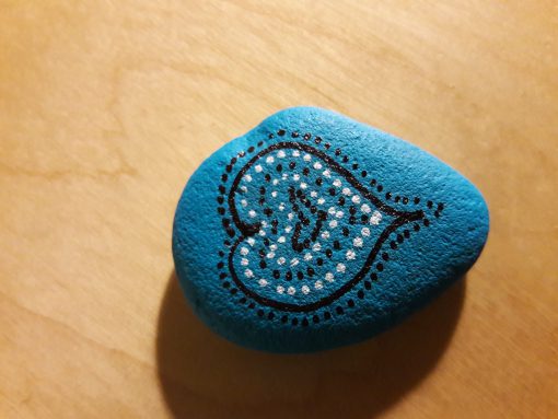 turquoise steen met zwart wit hartje