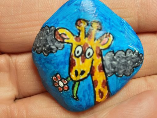 Giraffe met rode bloem