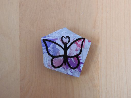 Lijntekening vlinder op gekleurde achtergrond - paars