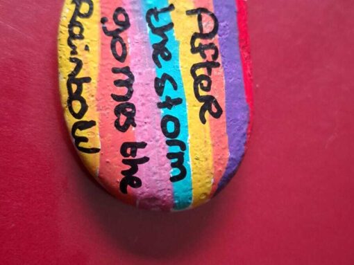 Tekst steen regenboog