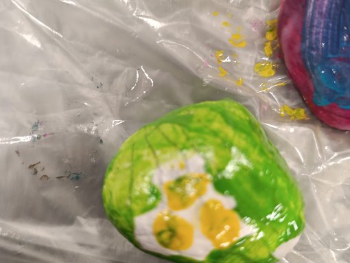 wit hart met gele stippen