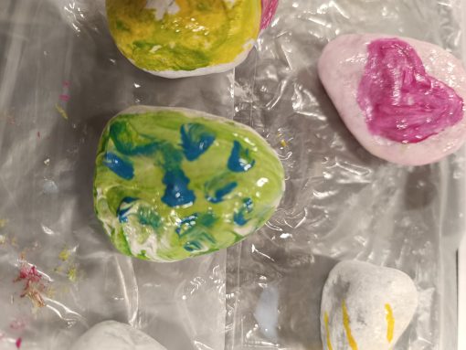 Groen met blauwe stippen