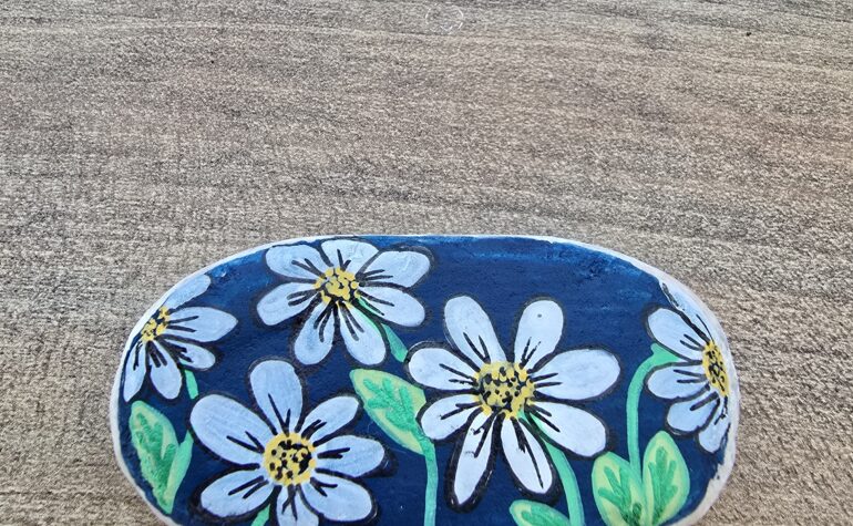 Kei Tof - Blauwe steen met witte bloemetjes