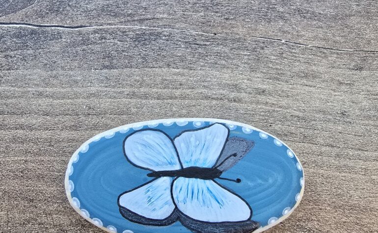 Kei Tof - Wit vlindertje op blauwe syeen