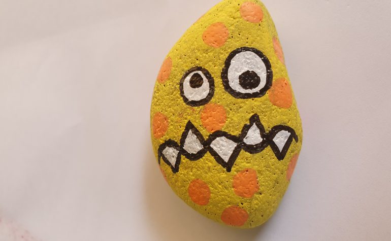 Kei Tof - Geel met oranje gestippeld monstertje