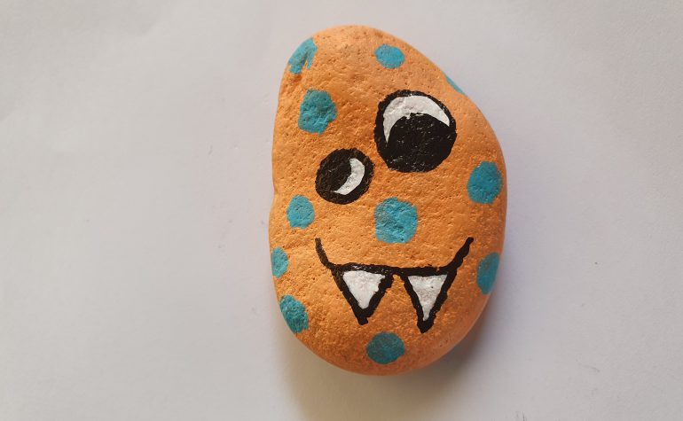 Kei Tof - Monstertje oranje met blauwe stippen