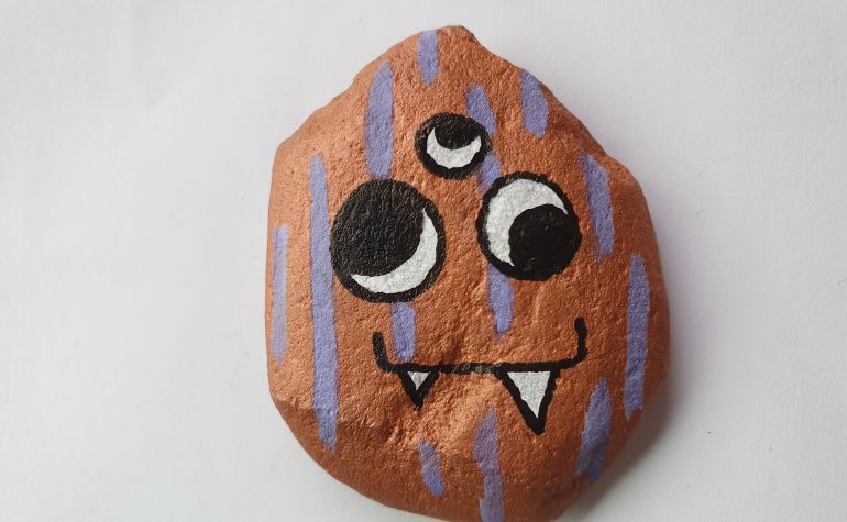 Kei Tof - Monstertje bruin gestreept