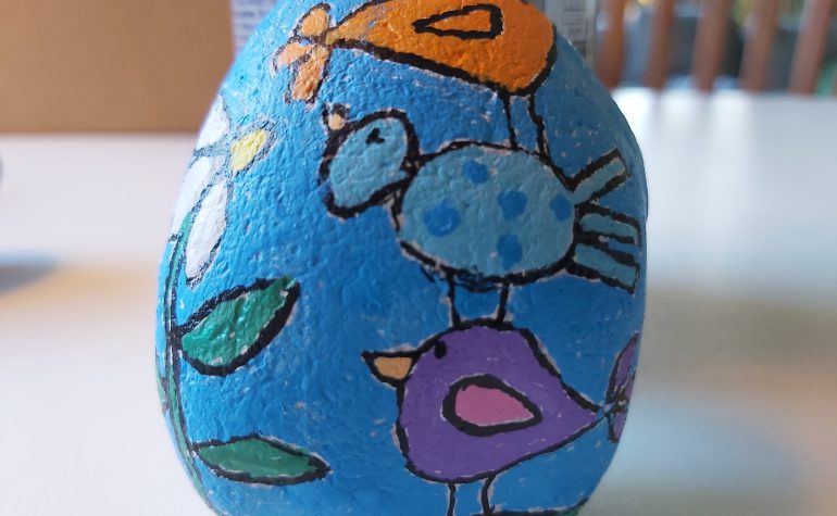 Kei Tof - 3 vogeltjes op elkaar gestapeld