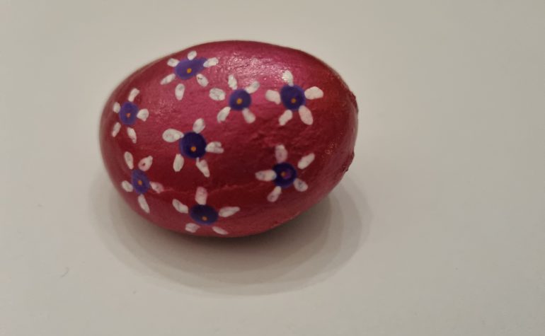 Kei Tof - Madeliefjes op roze steen
