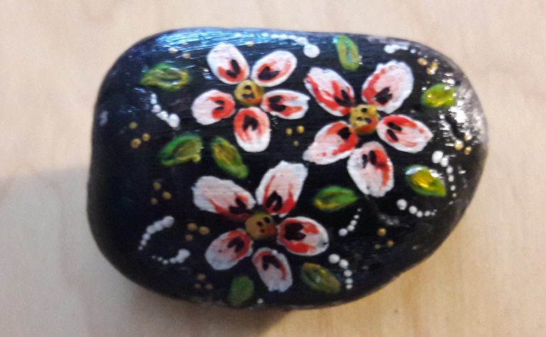 Kei Tof - Zwarte steen met rose/witte bloemen