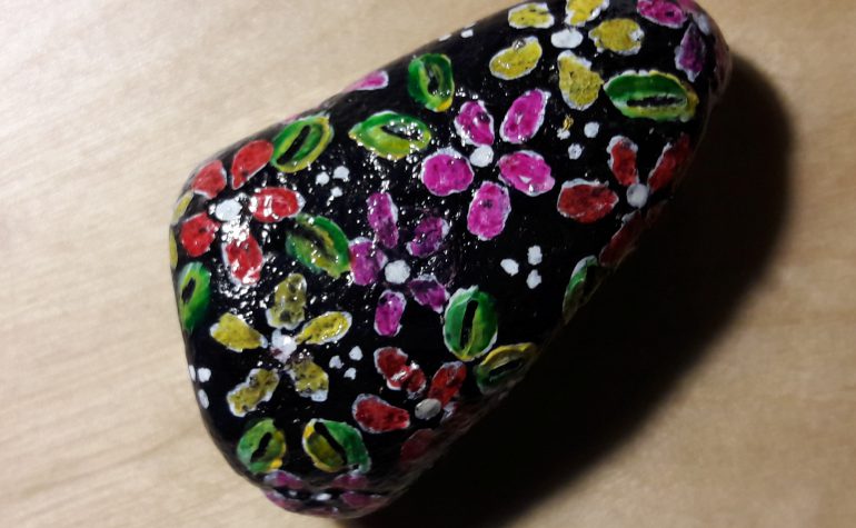 Kei Tof - Zwarte steen met gekleurde bloemen
