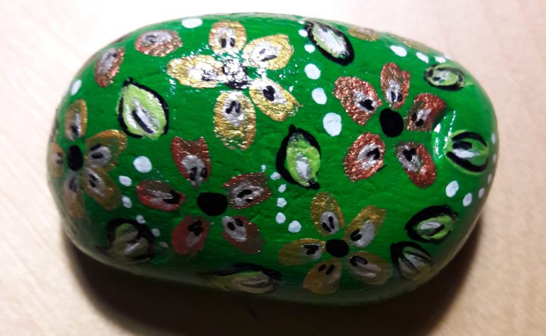 Kei Tof - Groene steen met metallic gekleurde bloemen
