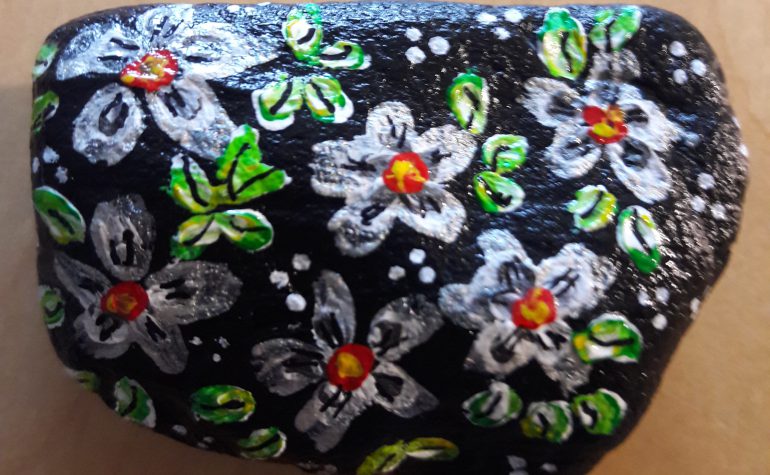 Kei Tof - zwarte steen met witte bloemen
