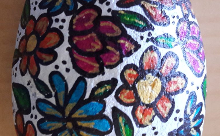 Kei Tof - witte steen met bloemen