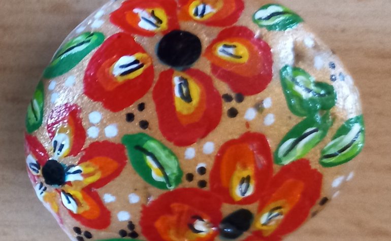 Kei Tof - Gouden steen met rode bloemen
