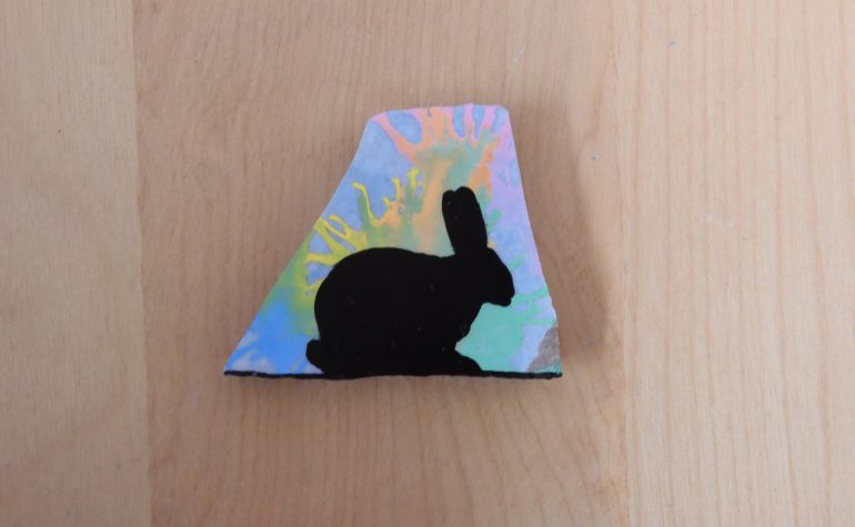 Kei Tof - Silhouet konijn op gekleurde achtergrond