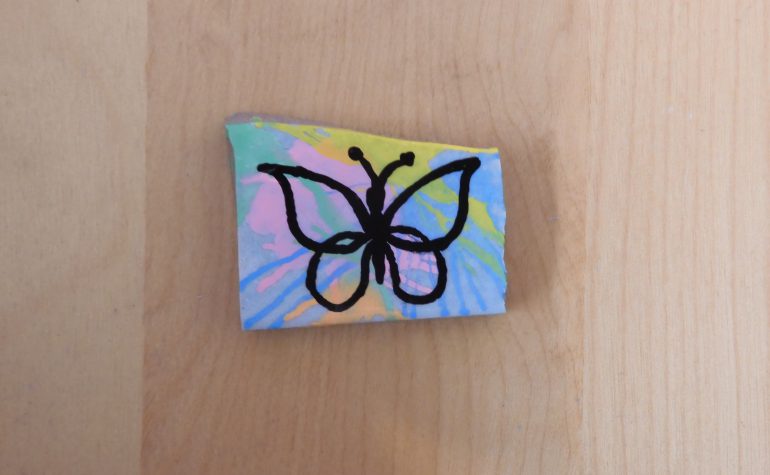Kei Tof - Lijntekening vlinder op gekleurde achtergrond - meerkleurig
