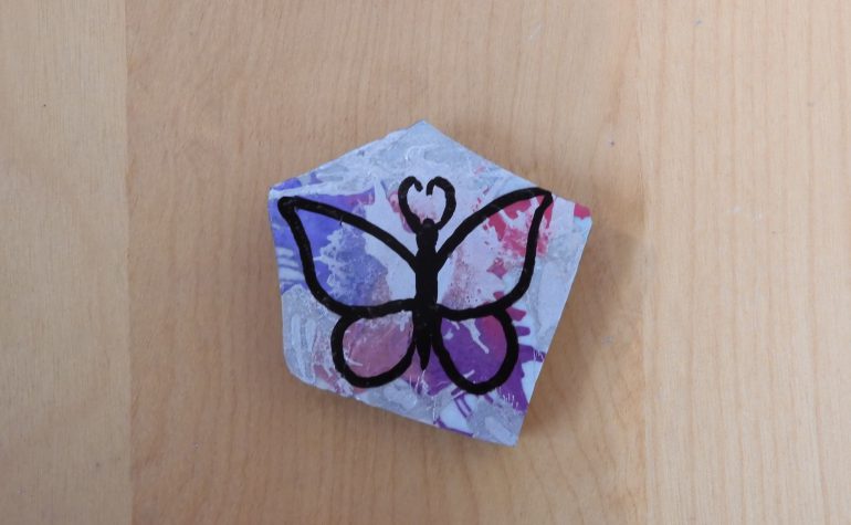 Kei Tof - Lijntekening vlinder op gekleurde achtergrond - paars