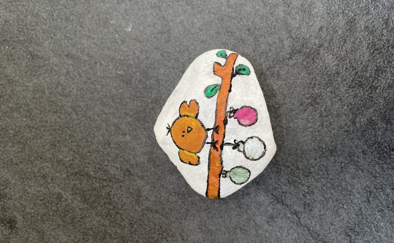 Kei Tof - Vogel op takje met kerstballen