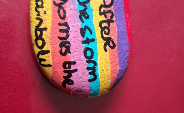 Kei Tof - Tekst steen regenboog