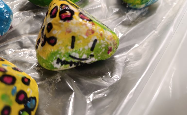 Kei Tof - Lachend steentje met bolletjes 1